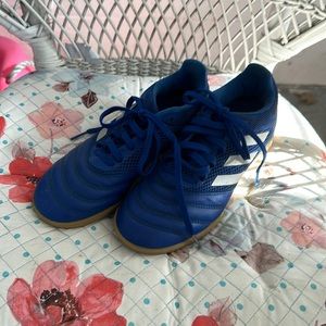 Adidas Indoor Soccer Shoe sz 2.5 Boys